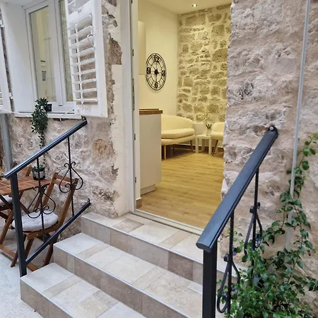 Small House Saint Michael Σίμπενικ