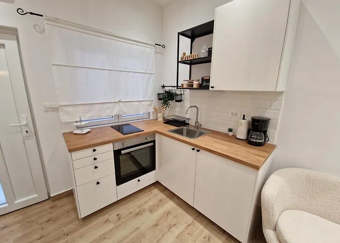 Small House Saint Michael * 希贝尼克