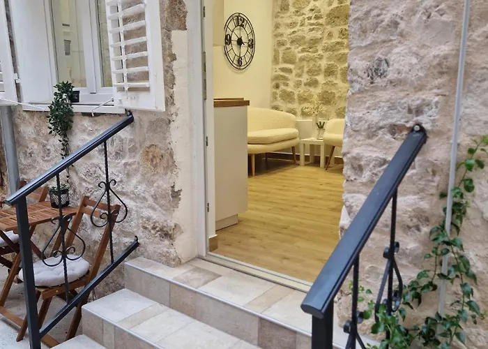 Small House Saint Michael 希贝尼克